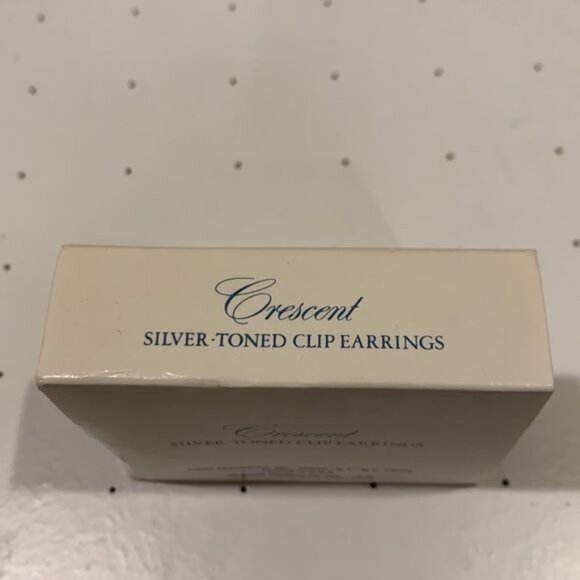 Vintage Avon Crescent Silver Toned Clip Earrings Hoops Hammered 1976 - Picture 5 of 7